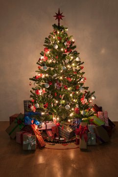 Mit LED-Lampen beleuchteter Weihnachtsbaum